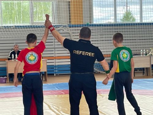 Осиново бистәсенең 7нче спорт мәктәбендә күп тапкырлар Сабантуйларында җиңү яулаган Миндубаев Илдар Нурислам улы истәлегенә багышланган яшьләр арасында көрәш турниры