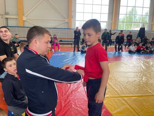 Осиново бистәсенең 7нче спорт мәктәбендә күп тапкырлар Сабантуйларында җиңү яулаган Миндубаев Илдар Нурислам улы истәлегенә багышланган яшьләр арасында көрәш турниры