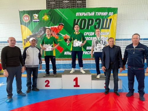 Осиново бистәсенең 7нче спорт мәктәбендә күп тапкырлар Сабантуйларында җиңү яулаган Миндубаев Илдар Нурислам улы истәлегенә багышланган яшьләр арасында көрәш турниры