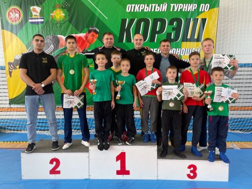 Осиново бистәсенең 7нче спорт мәктәбендә күп тапкырлар Сабантуйларында җиңү яулаган Миндубаев Илдар Нурислам улы истәлегенә багышланган яшьләр арасында көрәш турниры