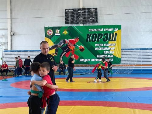 Осиново бистәсенең 7нче спорт мәктәбендә күп тапкырлар Сабантуйларында җиңү яулаган Миндубаев Илдар Нурислам улы истәлегенә багышланган яшьләр арасында көрәш турниры
