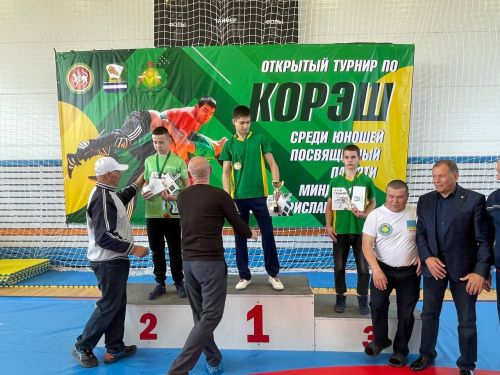 Осиново бистәсенең 7нче спорт мәктәбендә күп тапкырлар Сабантуйларында җиңү яулаган Миндубаев Илдар Нурислам улы истәлегенә багышланган яшьләр арасында көрәш турниры