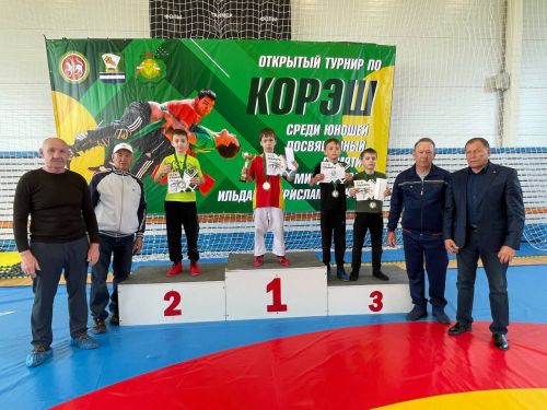 Осиново бистәсенең 7нче спорт мәктәбендә күп тапкырлар Сабантуйларында җиңү яулаган Миндубаев Илдар Нурислам улы истәлегенә багышланган яшьләр арасында көрәш турниры