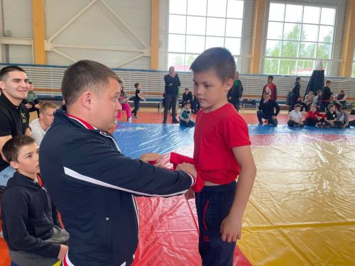 Осиново бистәсенең 7нче спорт мәктәбендә күп тапкырлар Сабантуйларында җиңү яулаган Миндубаев Илдар Нурислам улы истәлегенә багышланган яшьләр арасында көрәш турниры