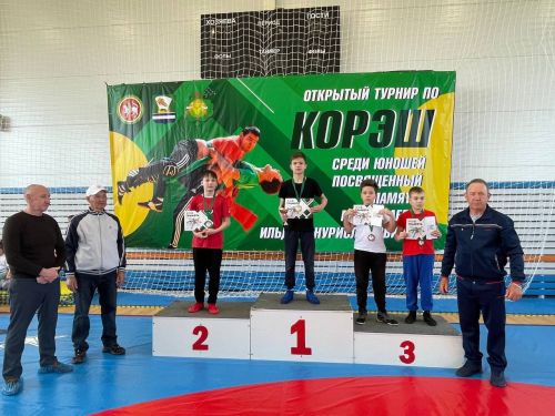 Осиново бистәсенең 7нче спорт мәктәбендә күп тапкырлар Сабантуйларында җиңү яулаган Миндубаев Илдар Нурислам улы истәлегенә багышланган яшьләр арасында көрәш турниры