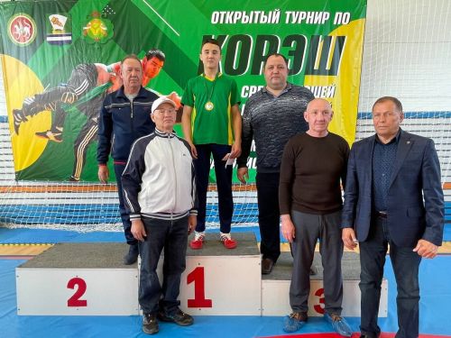 Осиново бистәсенең 7нче спорт мәктәбендә күп тапкырлар Сабантуйларында җиңү яулаган Миндубаев Илдар Нурислам улы истәлегенә багышланган яшьләр арасында көрәш турниры