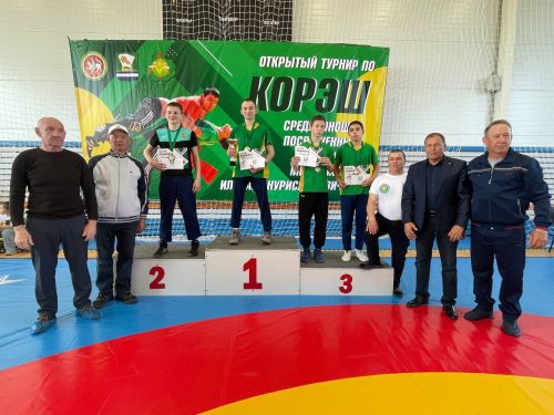 Осиново бистәсенең 7нче спорт мәктәбендә күп тапкырлар Сабантуйларында җиңү яулаган Миндубаев Илдар Нурислам улы истәлегенә багышланган яшьләр арасында көрәш турниры
