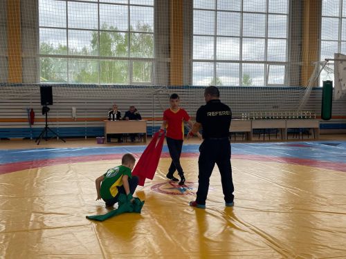 Осиново бистәсенең 7нче спорт мәктәбендә күп тапкырлар Сабантуйларында җиңү яулаган Миндубаев Илдар Нурислам улы истәлегенә багышланган яшьләр арасында көрәш турниры