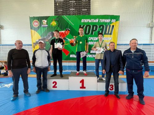 Осиново бистәсенең 7нче спорт мәктәбендә күп тапкырлар Сабантуйларында җиңү яулаган Миндубаев Илдар Нурислам улы истәлегенә багышланган яшьләр арасында көрәш турниры