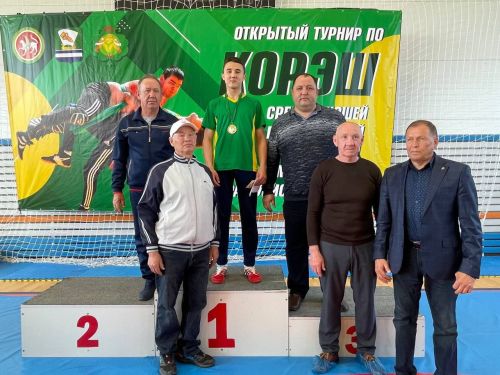 Осиново бистәсенең 7нче спорт мәктәбендә күп тапкырлар Сабантуйларында җиңү яулаган Миндубаев Илдар Нурислам улы истәлегенә багышланган яшьләр арасында көрәш турниры