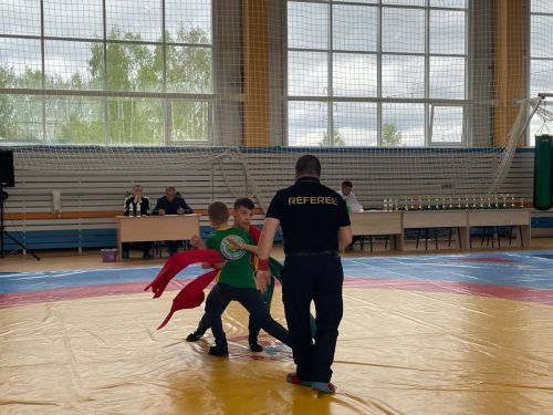 Осиново бистәсенең 7нче спорт мәктәбендә күп тапкырлар Сабантуйларында җиңү яулаган Миндубаев Илдар Нурислам улы истәлегенә багышланган яшьләр арасында көрәш турниры