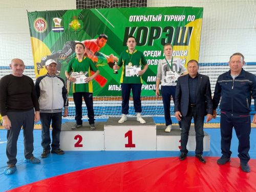 Осиново бистәсенең 7нче спорт мәктәбендә күп тапкырлар Сабантуйларында җиңү яулаган Миндубаев Илдар Нурислам улы истәлегенә багышланган яшьләр арасында көрәш турниры