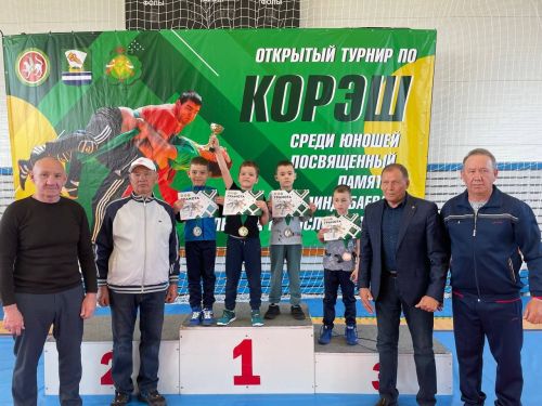 Осиново бистәсенең 7нче спорт мәктәбендә күп тапкырлар Сабантуйларында җиңү яулаган Миндубаев Илдар Нурислам улы истәлегенә багышланган яшьләр арасында көрәш турниры