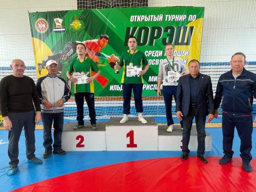 Осиново бистәсенең 7нче спорт мәктәбендә күп тапкырлар Сабантуйларында җиңү яулаган Миндубаев Илдар Нурислам улы истәлегенә багышланган яшьләр арасында көрәш турниры