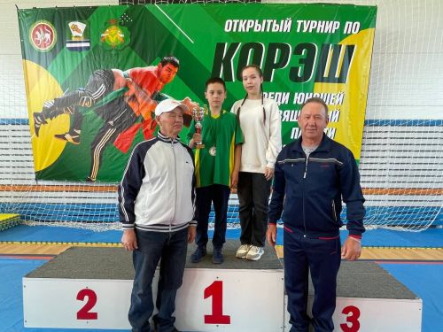 Осиново бистәсенең 7нче спорт мәктәбендә күп тапкырлар Сабантуйларында җиңү яулаган Миндубаев Илдар Нурислам улы истәлегенә багышланган яшьләр арасында көрәш турниры