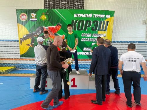 Осиново бистәсенең 7нче спорт мәктәбендә күп тапкырлар Сабантуйларында җиңү яулаган Миндубаев Илдар Нурислам улы истәлегенә багышланган яшьләр арасында көрәш турниры
