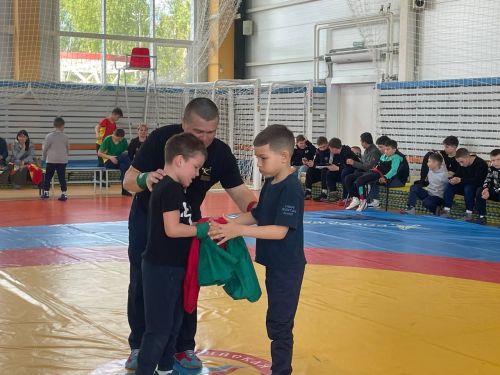 Осиново бистәсенең 7нче спорт мәктәбендә күп тапкырлар Сабантуйларында җиңү яулаган Миндубаев Илдар Нурислам улы истәлегенә багышланган яшьләр арасында көрәш турниры