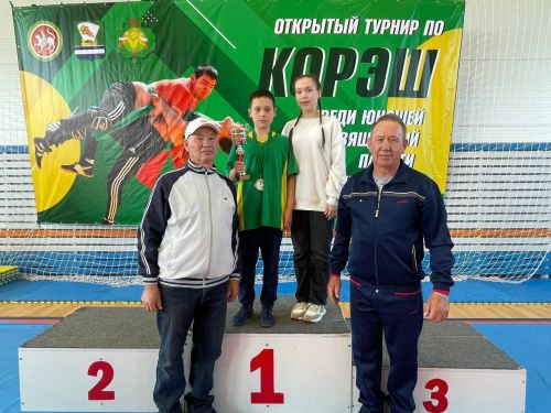 Осиново бистәсенең 7нче спорт мәктәбендә күп тапкырлар Сабантуйларында җиңү яулаган Миндубаев Илдар Нурислам улы истәлегенә багышланган яшьләр арасында көрәш турниры