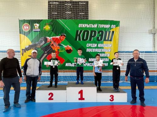 Осиново бистәсенең 7нче спорт мәктәбендә күп тапкырлар Сабантуйларында җиңү яулаган Миндубаев Илдар Нурислам улы истәлегенә багышланган яшьләр арасында көрәш турниры
