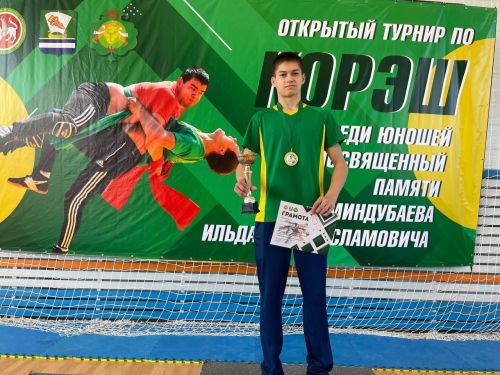 Осиново бистәсенең 7нче спорт мәктәбендә күп тапкырлар Сабантуйларында җиңү яулаган Миндубаев Илдар Нурислам улы истәлегенә багышланган яшьләр арасында көрәш турниры