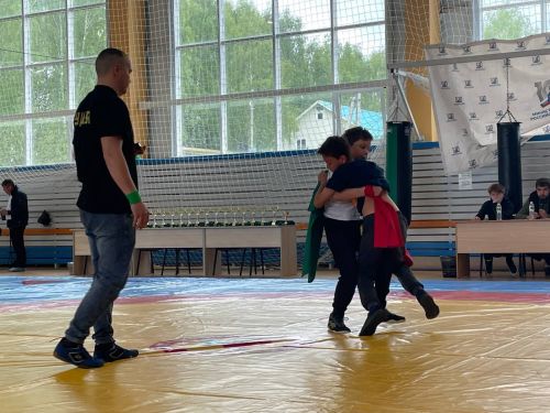 Осиново бистәсенең 7нче спорт мәктәбендә күп тапкырлар Сабантуйларында җиңү яулаган Миндубаев Илдар Нурислам улы истәлегенә багышланган яшьләр арасында көрәш турниры