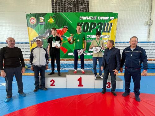 Осиново бистәсенең 7нче спорт мәктәбендә күп тапкырлар Сабантуйларында җиңү яулаган Миндубаев Илдар Нурислам улы истәлегенә багышланган яшьләр арасында көрәш турниры