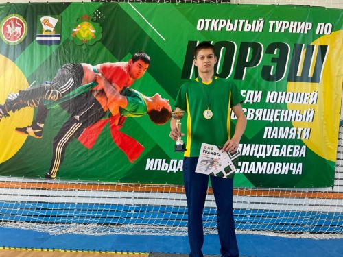 Осиново бистәсенең 7нче спорт мәктәбендә күп тапкырлар Сабантуйларында җиңү яулаган Миндубаев Илдар Нурислам улы истәлегенә багышланган яшьләр арасында көрәш турниры