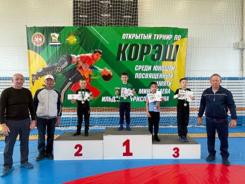 Осиново бистәсенең 7нче спорт мәктәбендә күп тапкырлар Сабантуйларында җиңү яулаган Миндубаев Илдар Нурислам улы истәлегенә багышланган яшьләр арасында көрәш турниры