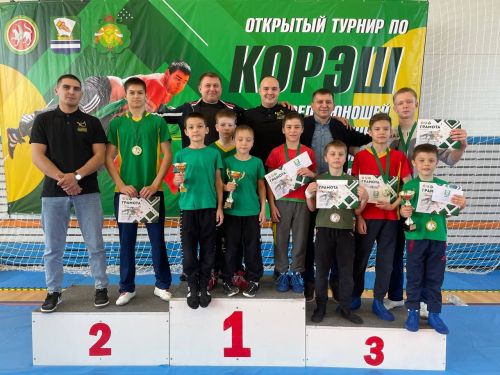 Осиново бистәсенең 7нче спорт мәктәбендә күп тапкырлар Сабантуйларында җиңү яулаган Миндубаев Илдар Нурислам улы истәлегенә багышланган яшьләр арасында көрәш турниры