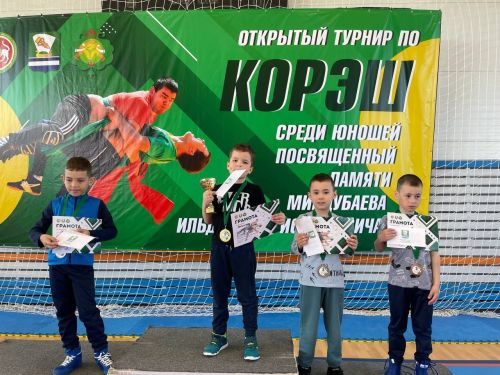 Осиново бистәсенең 7нче спорт мәктәбендә күп тапкырлар Сабантуйларында җиңү яулаган Миндубаев Илдар Нурислам улы истәлегенә багышланган яшьләр арасында көрәш турниры