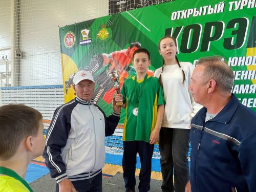 Осиново бистәсенең 7нче спорт мәктәбендә күп тапкырлар Сабантуйларында җиңү яулаган Миндубаев Илдар Нурислам улы истәлегенә багышланган яшьләр арасында көрәш турниры