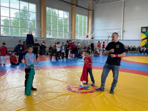 Осиново бистәсенең 7нче спорт мәктәбендә күп тапкырлар Сабантуйларында җиңү яулаган Миндубаев Илдар Нурислам улы истәлегенә багышланган яшьләр арасында көрәш турниры