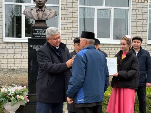 Яшел Үзән районы «Ленин» исемендәге колхозны җитәкләгән Тәлгать Әшрафҗан улы Гыйниятуллинга бюст ачу тантанасы