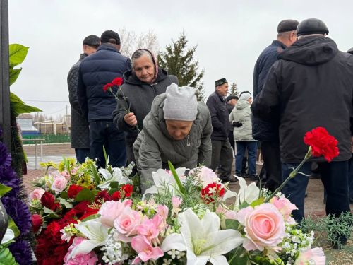 Яшел Үзән районы «Ленин» исемендәге колхозны җитәкләгән Тәлгать Әшрафҗан улы Гыйниятуллинга бюст ачу тантанасы