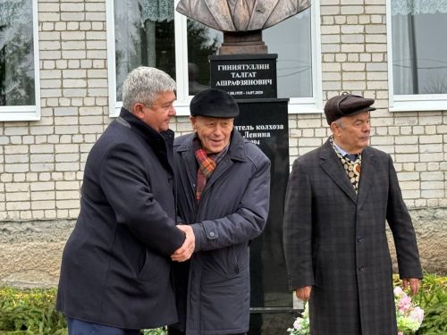 Яшел Үзән районы «Ленин» исемендәге колхозны җитәкләгән Тәлгать Әшрафҗан улы Гыйниятуллинга бюст ачу тантанасы