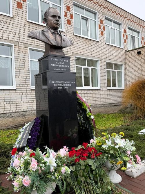 Яшел Үзән районы «Ленин» исемендәге колхозны җитәкләгән Тәлгать Әшрафҗан улы Гыйниятуллинга бюст ачу тантанасы