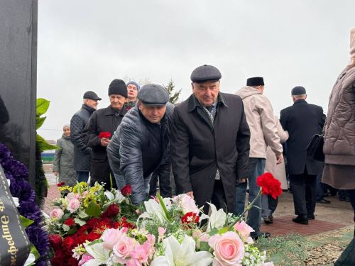 Яшел Үзән районы «Ленин» исемендәге колхозны җитәкләгән Тәлгать Әшрафҗан улы Гыйниятуллинга бюст ачу тантанасы