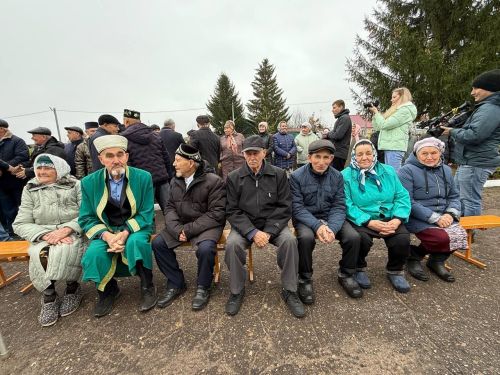 Яшел Үзән районы «Ленин» исемендәге колхозны җитәкләгән Тәлгать Әшрафҗан улы Гыйниятуллинга бюст ачу тантанасы