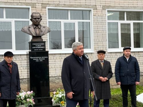 Яшел Үзән районы «Ленин» исемендәге колхозны җитәкләгән Тәлгать Әшрафҗан улы Гыйниятуллинга бюст ачу тантанасы