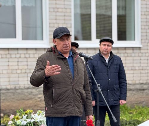 Яшел Үзән районы «Ленин» исемендәге колхозны җитәкләгән Тәлгать Әшрафҗан улы Гыйниятуллинга бюст ачу тантанасы
