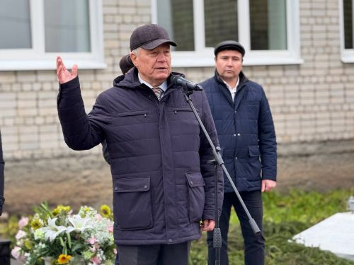 Яшел Үзән районы «Ленин» исемендәге колхозны җитәкләгән Тәлгать Әшрафҗан улы Гыйниятуллинга бюст ачу тантанасы