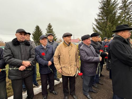 Яшел Үзән районы «Ленин» исемендәге колхозны җитәкләгән Тәлгать Әшрафҗан улы Гыйниятуллинга бюст ачу тантанасы