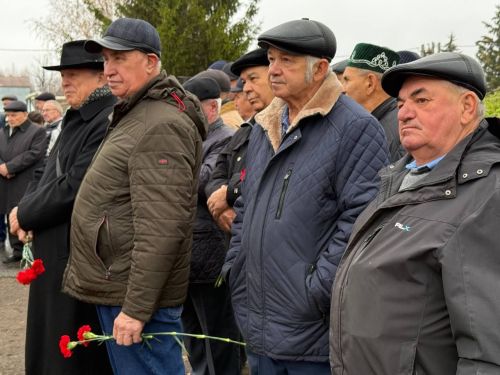 Яшел Үзән районы «Ленин» исемендәге колхозны җитәкләгән Тәлгать Әшрафҗан улы Гыйниятуллинга бюст ачу тантанасы