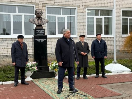 Яшел Үзән районы «Ленин» исемендәге колхозны җитәкләгән Тәлгать Әшрафҗан улы Гыйниятуллинга бюст ачу тантанасы