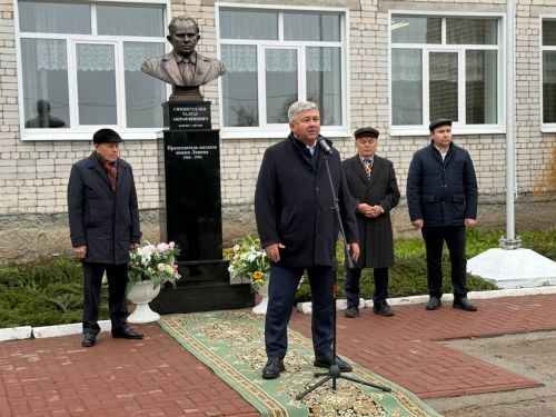 Яшел Үзән районы «Ленин» исемендәге колхозны җитәкләгән Тәлгать Әшрафҗан улы Гыйниятуллинга бюст ачу тантанасы