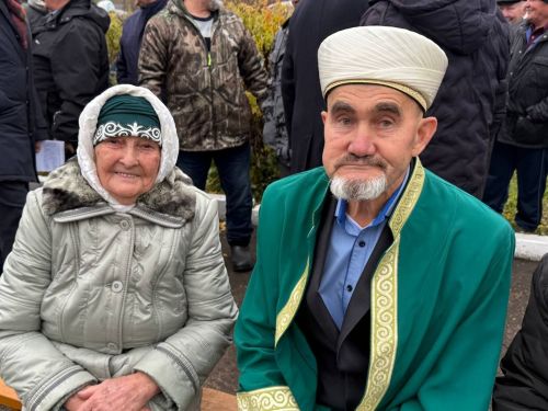Яшел Үзән районы «Ленин» исемендәге колхозны җитәкләгән Тәлгать Әшрафҗан улы Гыйниятуллинга бюст ачу тантанасы