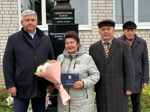 Яшел Үзән районы «Ленин» исемендәге колхозны җитәкләгән Тәлгать Әшрафҗан улы Гыйниятуллинга бюст ачу тантанасы
