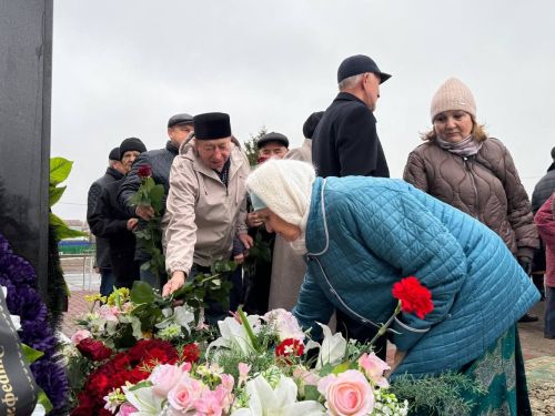 Яшел Үзән районы «Ленин» исемендәге колхозны җитәкләгән Тәлгать Әшрафҗан улы Гыйниятуллинга бюст ачу тантанасы