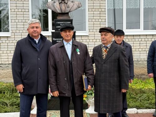 Яшел Үзән районы «Ленин» исемендәге колхозны җитәкләгән Тәлгать Әшрафҗан улы Гыйниятуллинга бюст ачу тантанасы