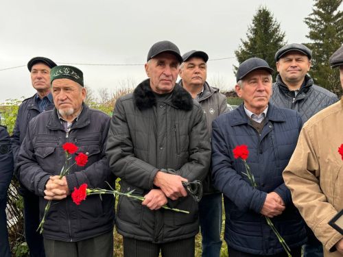 Яшел Үзән районы «Ленин» исемендәге колхозны җитәкләгән Тәлгать Әшрафҗан улы Гыйниятуллинга бюст ачу тантанасы